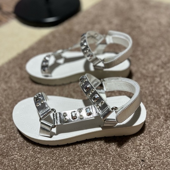 NWOT Moda In Pelle Silver Sandals 37 (US 6) - Picture 6 of 6
